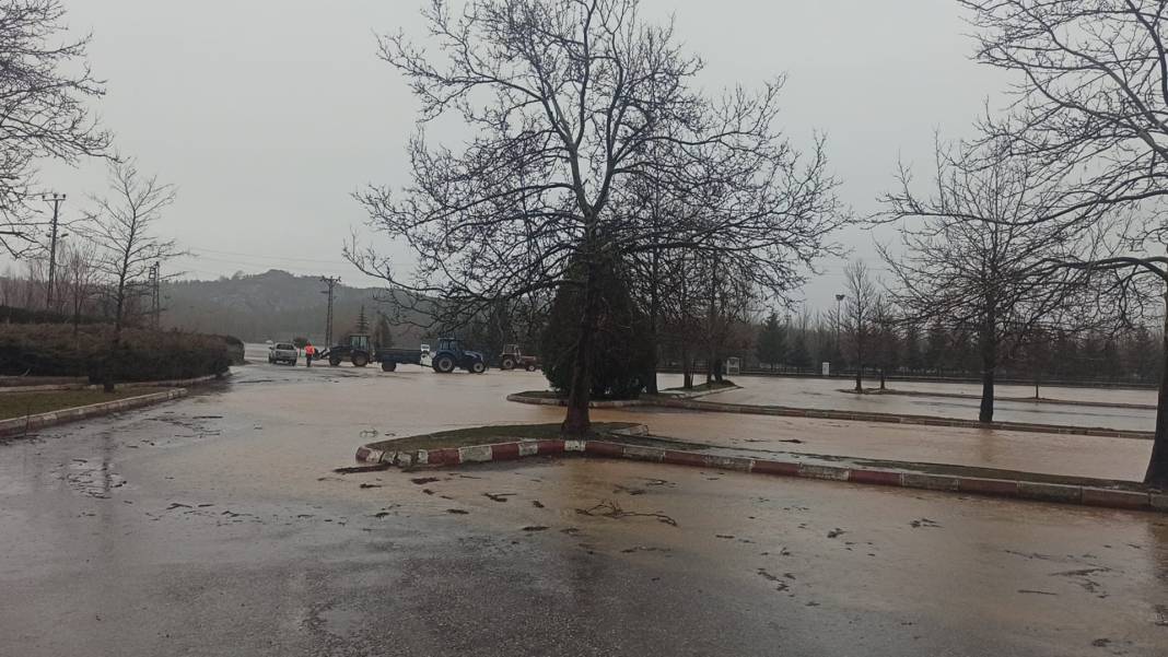 Konya'da şiddetli yağış göleti taşırdı! Bazı yerler sular altında kaldı 3